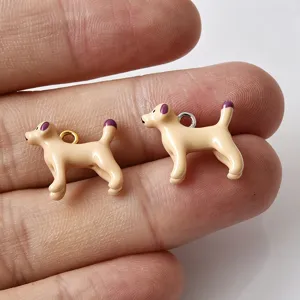Schattige emaille hond puppy bedel hanger close-up voor sieraden maken DIY accessoires view