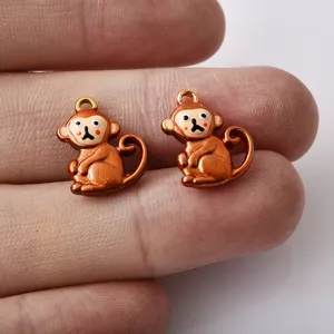 Close-up detailweergave van schattige cartoon aap metalen emaille DIY hanger sieraden.