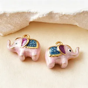 Leuke roze geëmailleerde olifant bedel hanger goudrand DIY sieraden accessoire detail