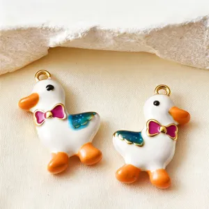 Schattige emaille eend hanger bedels voor DIY ketting sieraden maken mode accessoires ontwerp.