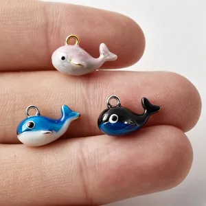 Leuke geëmailleerde walvisbedels, kleurrijke dierhangers voor DIY sieraden maken en accessoires.