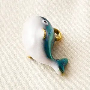 Close-up van schattige walvis emaillen hanger, metalen druppel olie charm voor DIY sieraden maken.