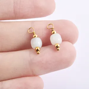 Detailansicht von DIY weißer Stein Perle Golddraht Anschlüssen, perfekt für handgemachten Schmuck.