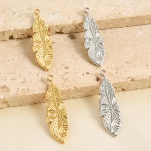 Nahaufnahme von Metall Feder Anhänger Charms mit Spirale Textur für DIY Schmuckherstellung.