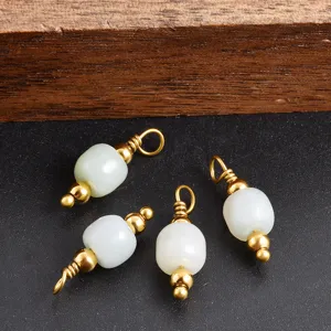 Naturstein Perlenverbinder DIY Anhänger Zubehör Detailansicht mit goldener Drahtwicklung.