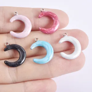 Maanhanger detail toont kleurrijke halve maan bedels voor DIY ketting armband maken.