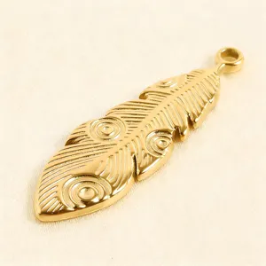 Goldener Edelstahl Feder Anhänger Detail, texturiertes DIY Schmuckelement für Kette Armband.