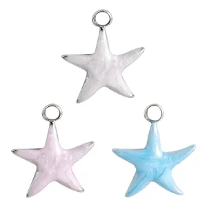 Macro detailweergave van macaron gekleurde stervormige emaille bedel voor DIY sieraden accessoires.