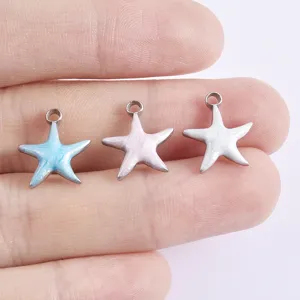 Close-up van macaronkleurige emaille zeesterbedels, roestvrijstalen DIY-sieraden.