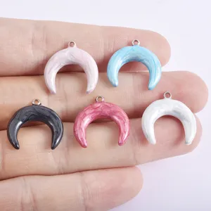 Detailfoto van kleurrijke halve maan bedels, emaillaag, perfect voor DIY sieraden maken.