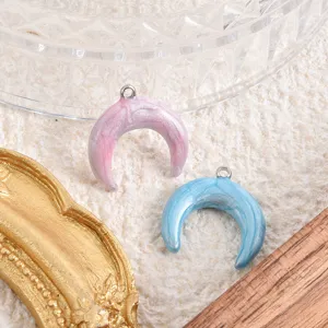 Macaron kleur maan geëmailleerde hanger DIY sieraden accessoire close-up detail weergave.