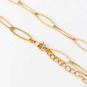 Détail de collier en chaîne dorée en acier inoxydable, accessoire de bijouterie DIY parfait.