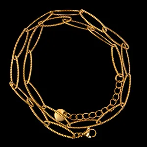 Gros plan détail accessoire de collier chaîne en acier inoxydable doré avec chaîne d'extension.