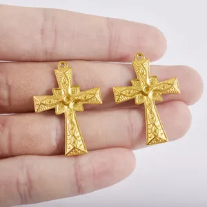 Ciondolo croce in oro acciaio inossidabile dettaglio gioielli DIY primo piano articolo.