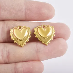 Ciondoli a cuore in acciaio inossidabile dorato per la creazione di gioielli fai-da-te.