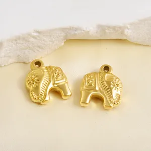 Dettaglio ciondolo elefante dorato, accessorio gioiello DIY in acciaio inossidabile 18k.