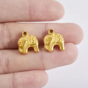 Primo piano di ciondoli a forma di elefante in acciaio inossidabile dorato con trama dettagliata.