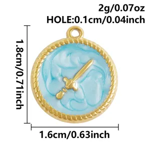 Colgante redondo de acero inoxidable con esmalte azul y daga dorada, 1,6 cm de diámetro.