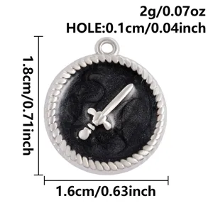 Primer plano detallado de colgante redondo de acero inoxidable con esmalte negro y borde trenzado.