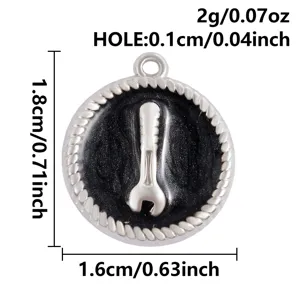Colgante redondo de acero inoxidable con mini llave inglesa, detalle de accesorio de joyería.