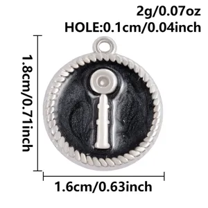 Colgante redondo de acero inoxidable con llave y detalle de aceite negro para hacer joyas de bricolaje.