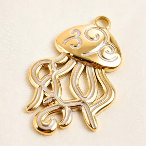 Colgante de medusa hueco bañado en oro vista de detalle abalorio DIY para collares.