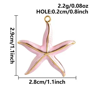 Détail du pendentif étoile de mer bordé d'or et émail rose avec dimensions exactes.