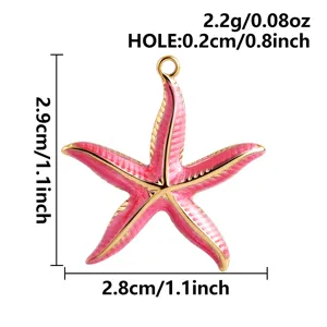 Vue détaillée de breloque étoile de mer émaillée rose, accessoire doré avec mesures.