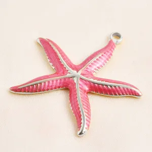 Détail de pendentif étoile de mer émaillé rose, finition brillante et bords argentés.