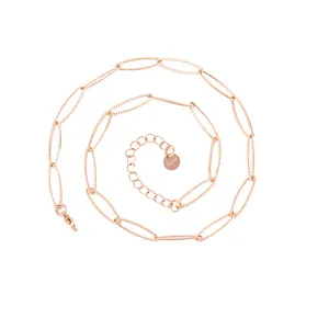 Vue rapprochée de la chaîne fine en acier inoxydable doré rose pour fabrication DIY.