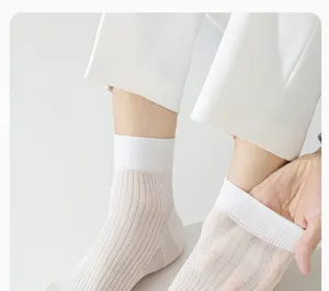 Gros plan détaillé de chaussettes d'été fines et respirantes pour hommes avec poignets.