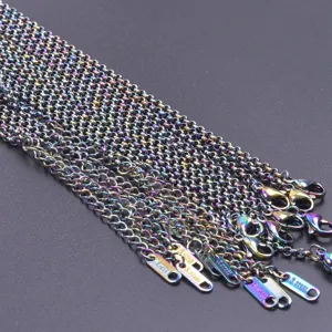 Dettaglio in primo piano della collana con catena fai-da-te in acciaio arcobaleno, maglie chiare.