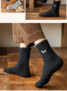 Chaussettes d'hiver épaisses en polaire corail avec broderie mignonne pour un confort chaud.