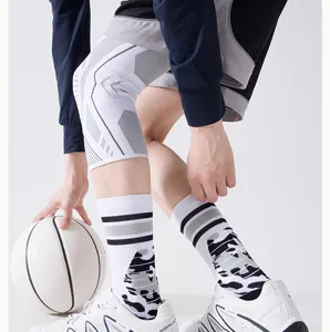 Vista dettagliata di calze da basket da uomo con fondo in spugna e design elegante.