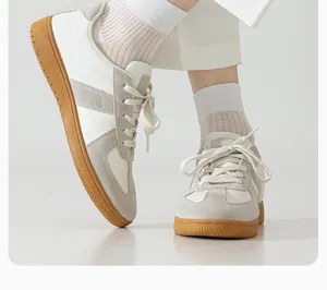 Chaussettes d'été fines et respirantes pour hommes avec baskets rétro classiques.