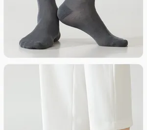Detailansicht grauer Seidensocken mit feiner Stricktextur und passender Hosenkombi.
