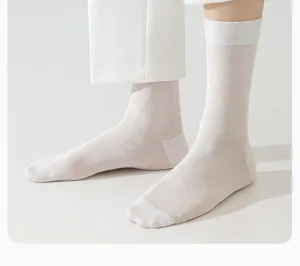 Nahaufnahme der leichten Herren-Mittelsocken aus weichem, atmungsaktivem Stoff im Alltag.