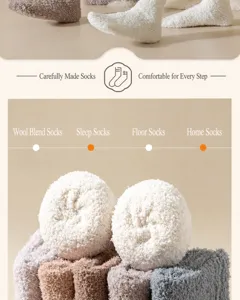 Détail de chaussettes duveteuses en polaire corail douce, chaudes et confortables hiver.