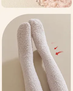Vue détaillée des chaussettes hautes en polaire corail épaisse, texture pelucheuse et douce.