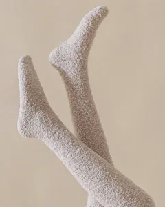 Chaussettes montantes en polaire corail chaude femme hiver confortable pyjama maison.