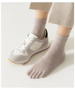 Detail view of men's beige five-toe socks with separated toes, breathable and soft.