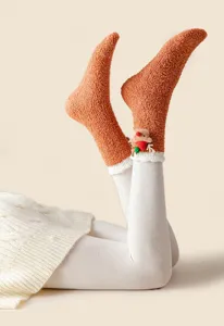 Accoglienti calze di Natale in morbido pile corallo da donna con simpatiche bambole 3D invernali.