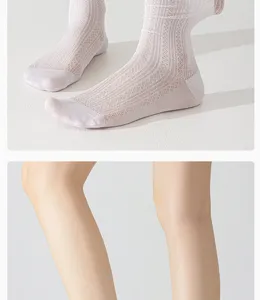 Nahaufnahme der weißen Mesh atmungsaktiven Sommer-Mittelohrsocken, feine Textur.