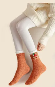 Vista dettagliata calzini donna pile corallino ispessito autunno inverno con renna 3D.