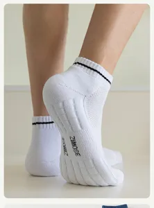 Men white sports socks breathable short tube cotton athletic socks with comfortable towel bottom.