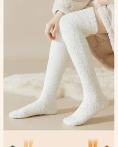 Chaussettes hautes duveteuses blanches pour femmes, peluche épaisse chaude pour l'hiver.