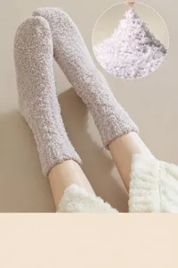 Calze lunghe invernali in pile corallo da donna, morbide e calde, perfette per la casa e il relax.