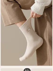 Herren Thermo Wolle Wintersocken mit dicker Frotteesohle und stylischem Logo Patch Detail.