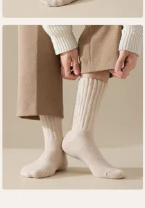Gedetailleerd overzicht van dikke heren wollen sokken, geribbeld voor winterwarmte.
