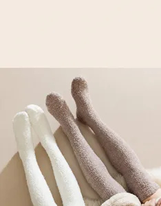 Vue de détail de chaussettes montantes en molleton corail doux, chaudes pour l'hiver.